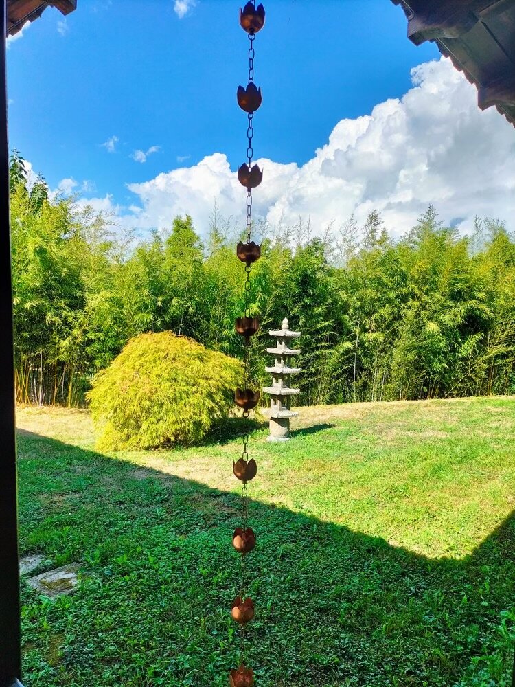 Giardino giapponese con pagoda di pietra
