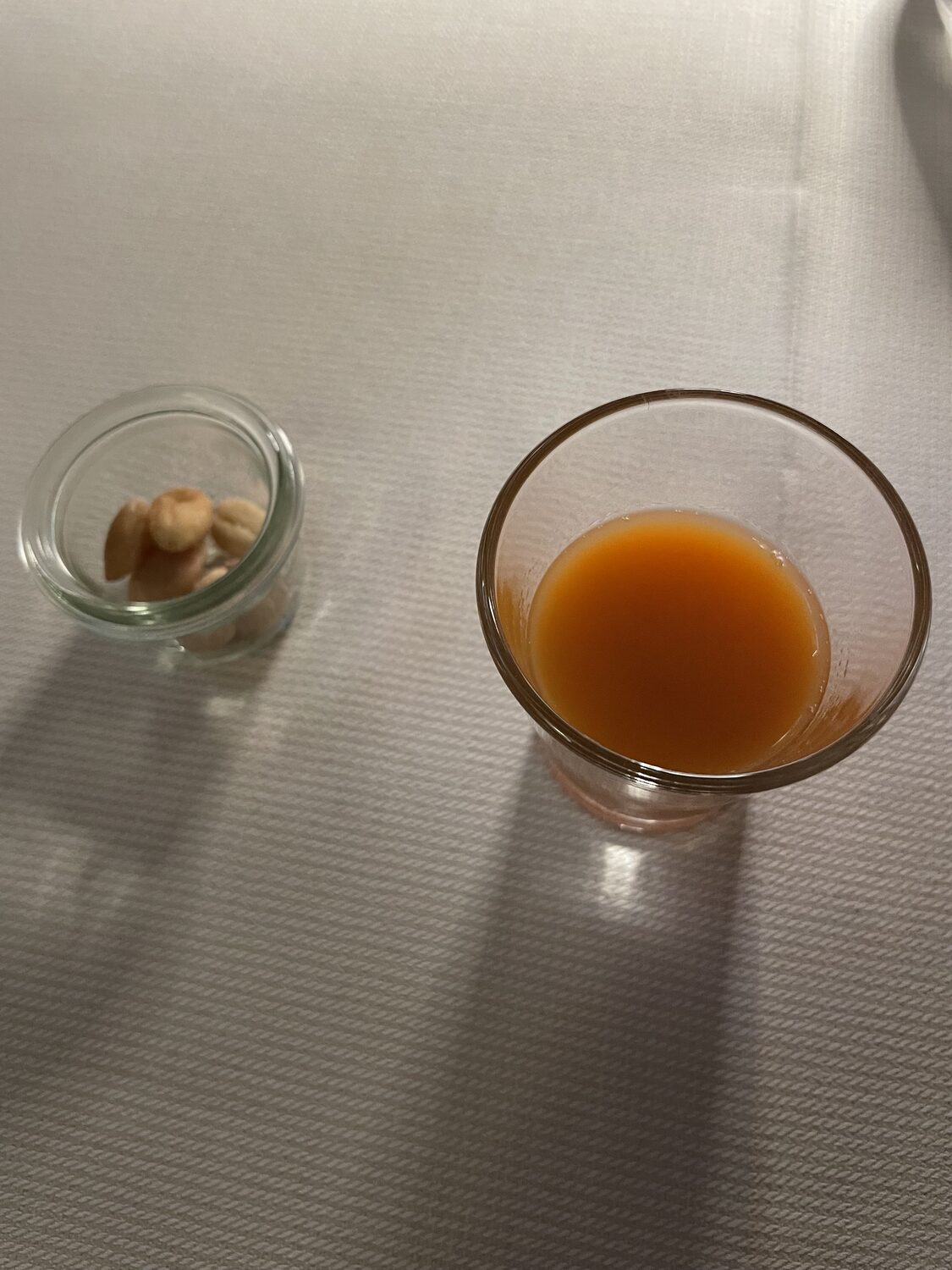 Un succo e qualche frutto secco, in apertura