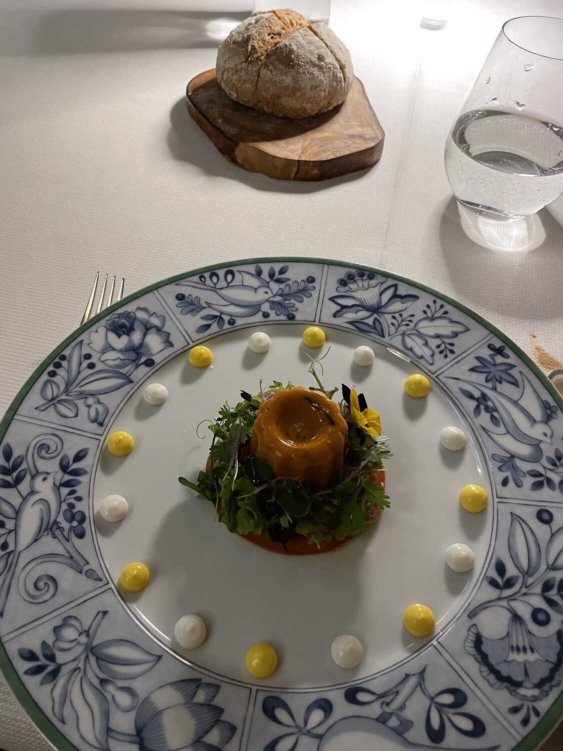Un timballo al centro di un piatto decorato a motivi blu