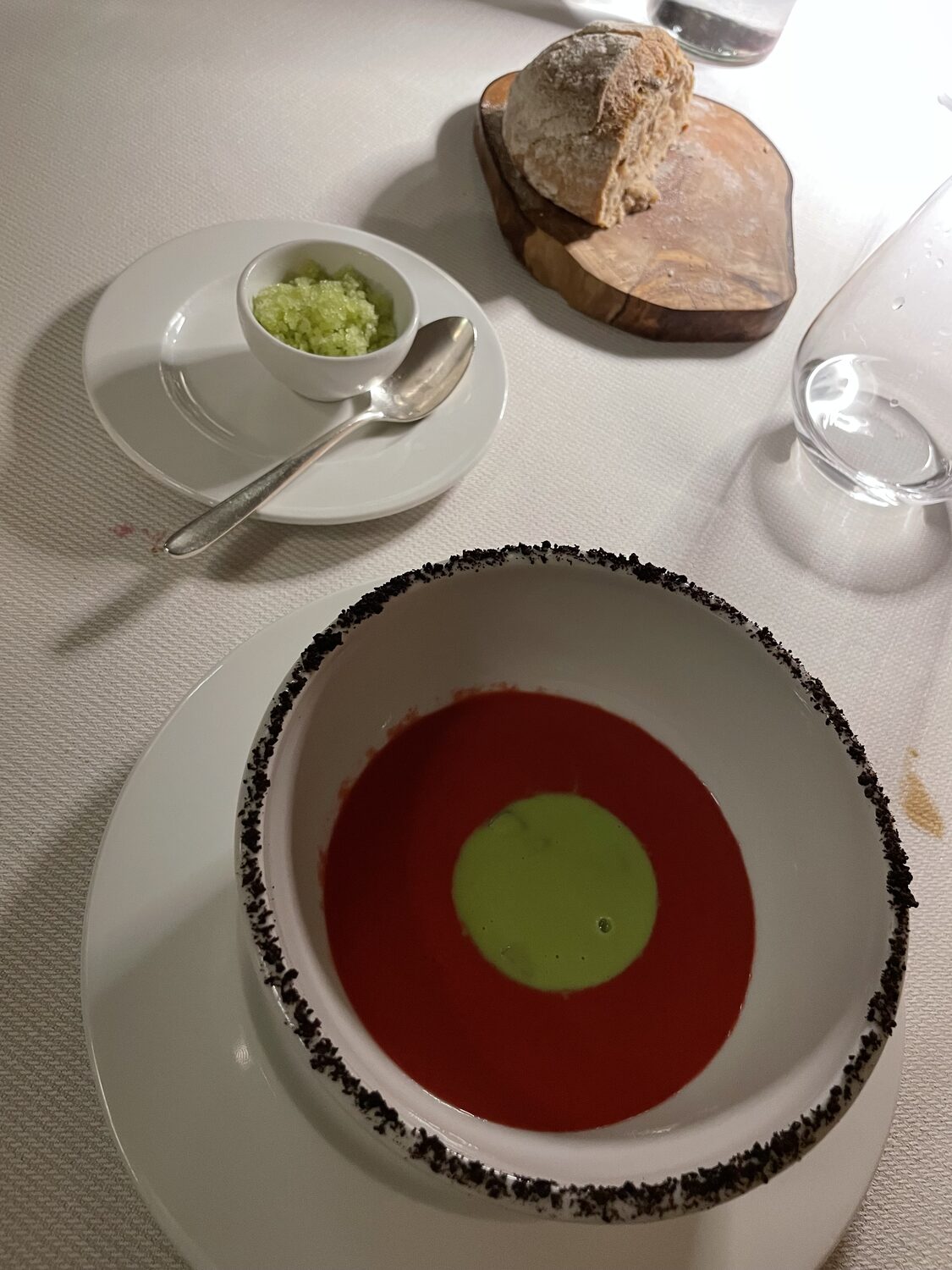 Una zuppa a cerchi concentrici, rossa e verde