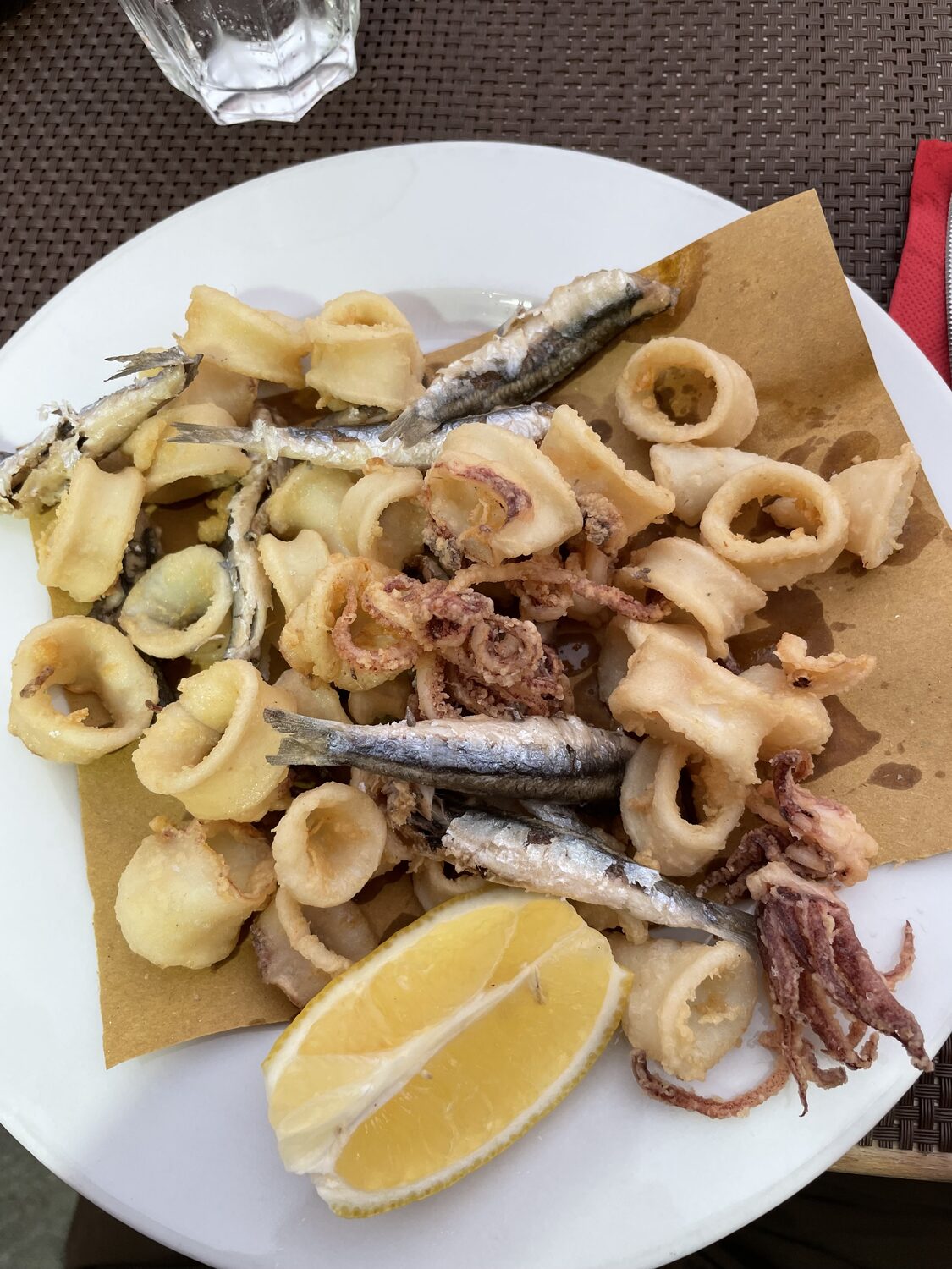 Un fritto misto di mare con limone