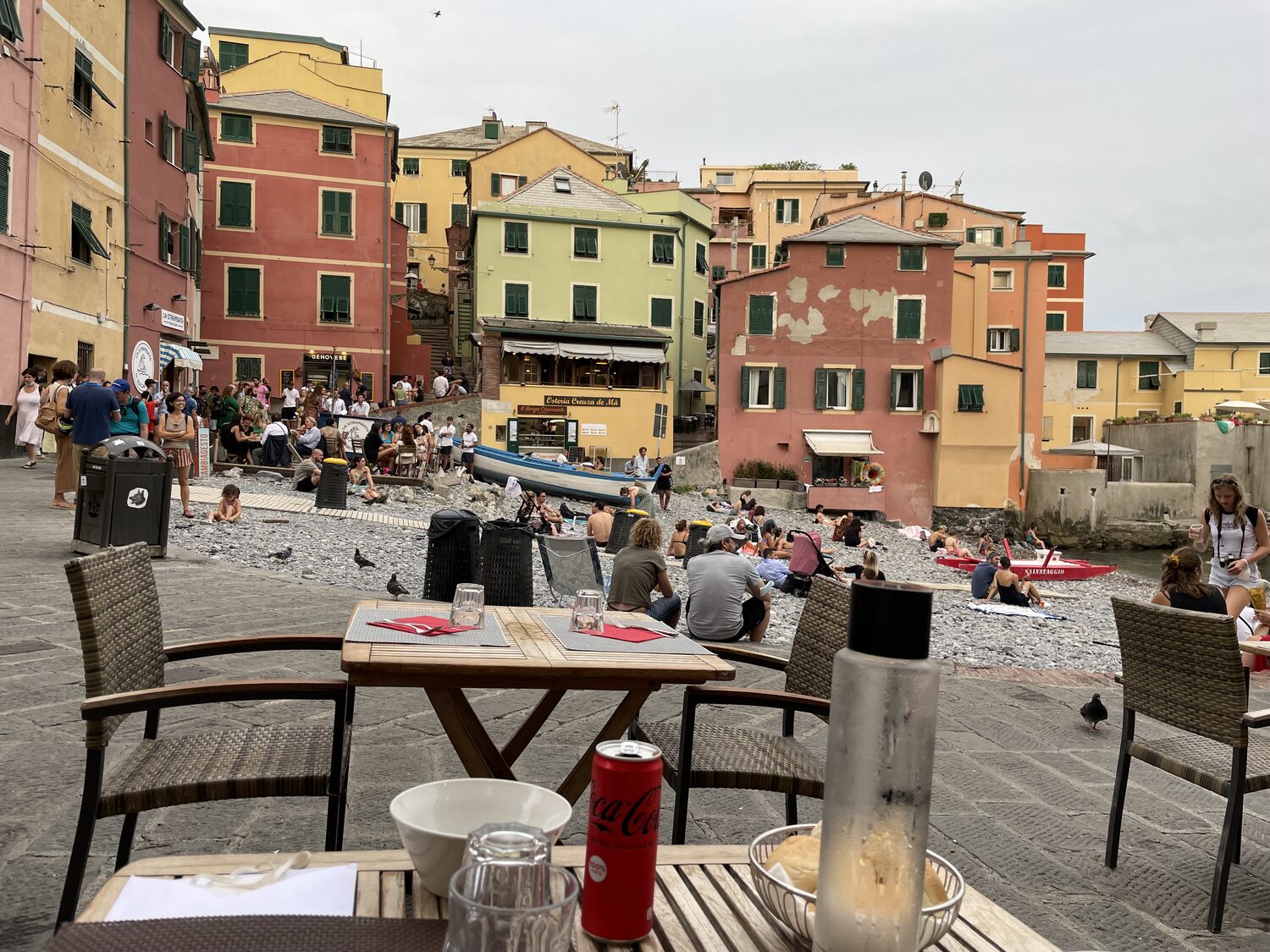 Una tavola affacciata sul mare, tra le case colorate della Liguria