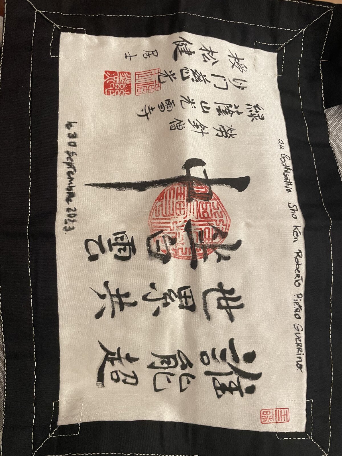 Il rakusu con la calligrafia, il nome Sho Ken e la data