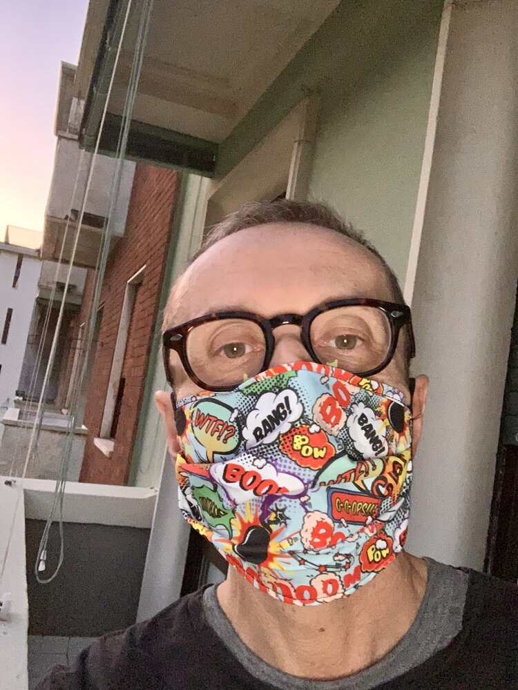 Roberto con la mascherina a fantasia, durante la pandemia